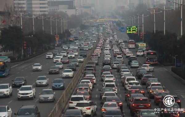 濟(jì)南機(jī)動(dòng)車逼近兩百萬輛紅線或陷“癱瘓式擁堵”，購車熱不退