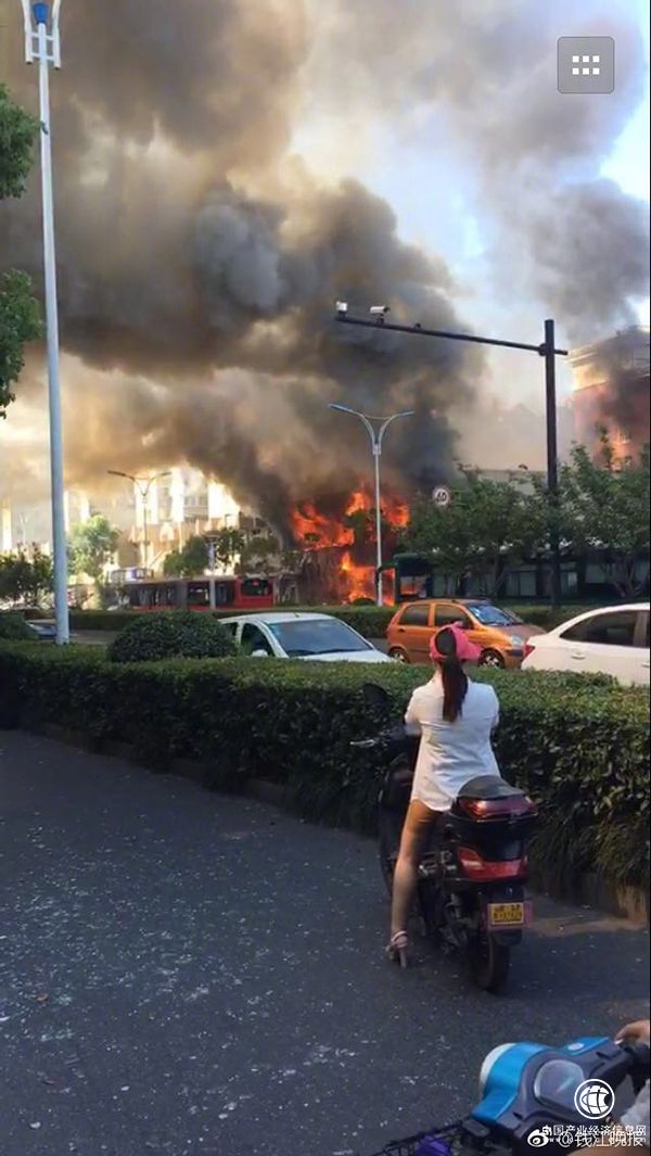 杭州一街邊餐館煤氣瓶爆炸，路過公交車玻璃全碎至少1人傷重