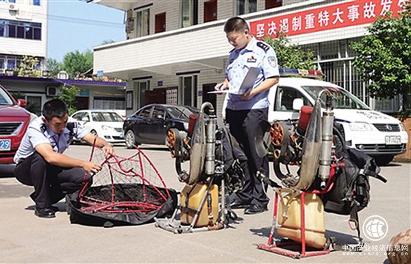 重慶兩男子駕組裝動(dòng)力傘搞商業(yè)宣傳，在機(jī)場禁區(qū)一落地就被抓