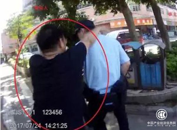 廣州一男子酒后因瑣事打人對民警動粗，涉嫌妨害公務(wù)被刑拘