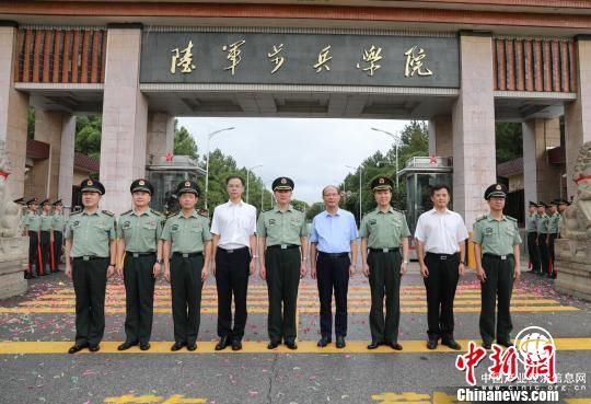 中國人民解放軍陸軍步兵學(xué)院掛牌 系副軍級(jí)院校（圖）