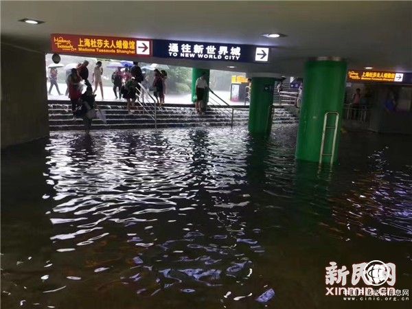 滬強降雨致人民廣場下沉式廣場地下通道嚴重積水，目前已清理