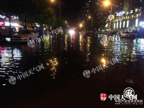 11日夜間，湖北襄陽出現(xiàn)強降雨，道路積水嚴重。尤雪 攝