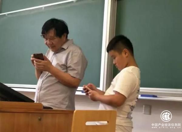 十歲男生在復(fù)旦大學(xué)旁聽加老師微信，其母強(qiáng)調(diào)他不是“神童”