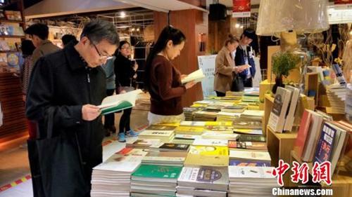 資料圖：合肥新華書店三孝口書店生意火爆，眾多讀者前來挑選書本借閱。夏瑩