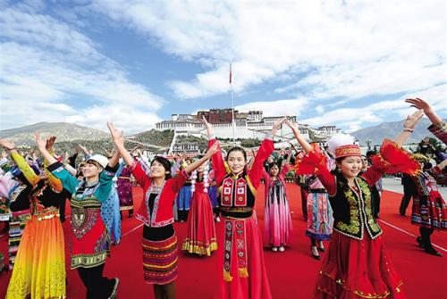 “日子越過(guò)越幸?！薄鞑卮頍嶙h民生改善