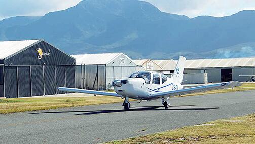 中國航空工業(yè)2架“小鷹”500在南非首飛