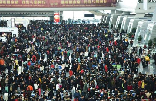 全國鐵路暑運(yùn)發(fā)送旅客已突破七億人次