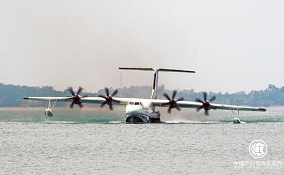 水陸兩棲“鯤龍”AG600飛機完成首次下水滑行