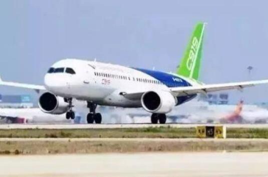 C919大型客機(jī)轉(zhuǎn)場南昌瑤湖機(jī)場試飛