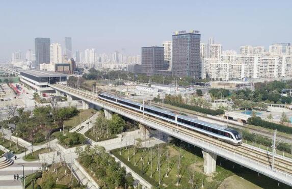 中國首條制式模式創(chuàng)新市域鐵路通車試運營