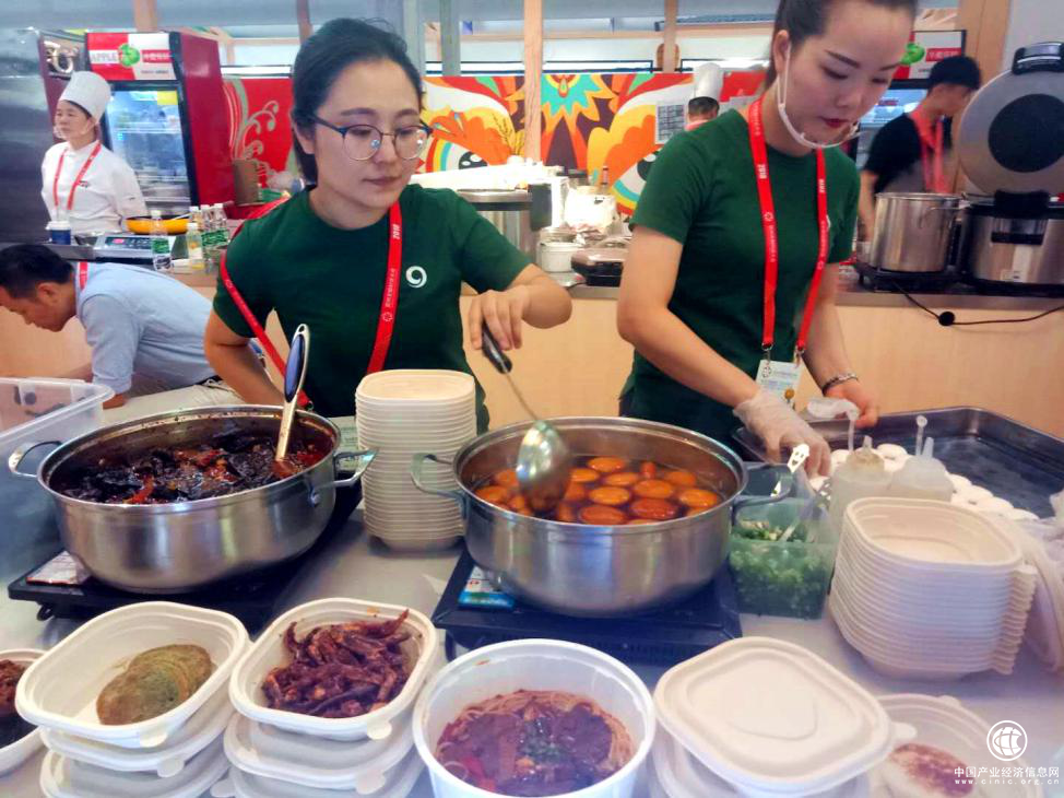 湖南特色小吃 臭豆腐、桂花糖油粑粑