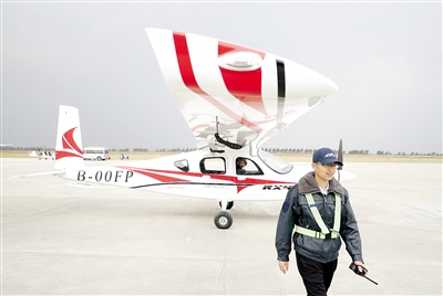 國內首架四座電動飛機首飛成功