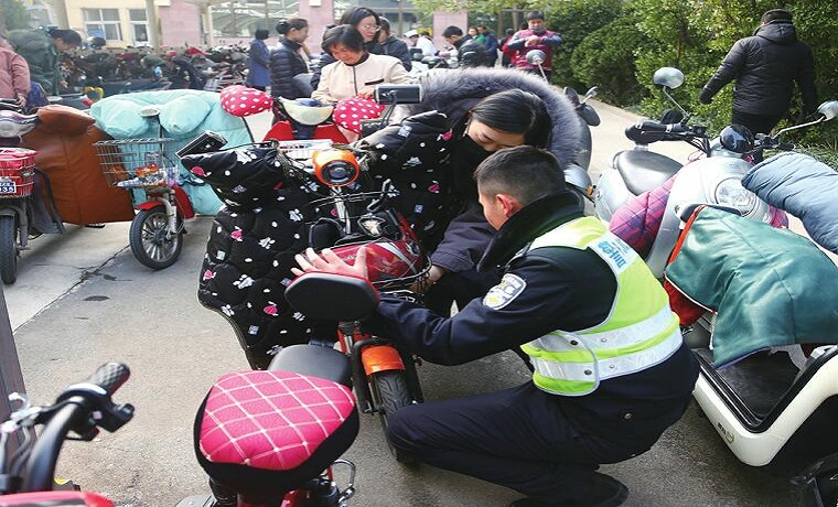 濟南電動自行車掛牌點“人氣爆棚” 其實舊國標車可網(wǎng)上申領(lǐng)