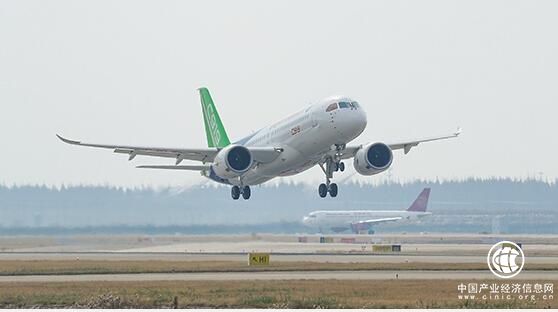 C919大型客機(jī)105架機(jī)轉(zhuǎn)場(chǎng)南昌試飛