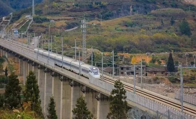 中老鐵路“滿月” 客貨運輸兩旺