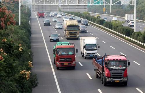 交通運(yùn)輸部：上周全國高速公路貨車?yán)塾嬐ㄐ辛凯h(huán)比增長24.31%