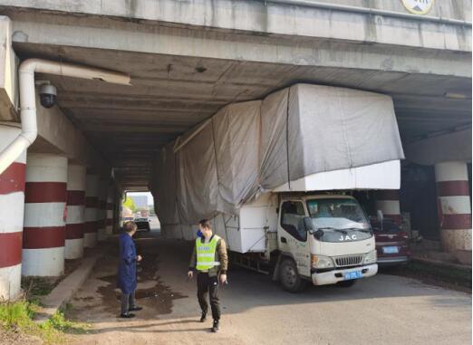 超限貨車卡橋，浙江省交通集團杭金衢金華處快速處置保障橋梁安全