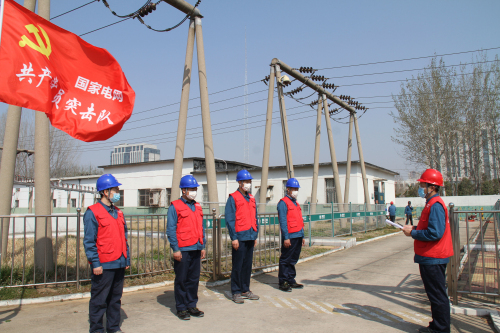 黨旗紅 電力足 費(fèi)縣供電深入一線保電力