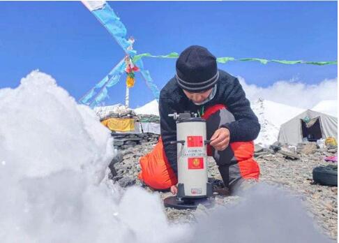 國機(jī)制造珠峰測繪重力儀閃亮珠峰