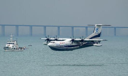 大型水陸兩棲飛機“鯤龍”AG600海上首飛成功