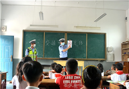 棗莊市山亭區(qū)西集鎮(zhèn)：交警叔叔走進校園上《交通安全第一課》