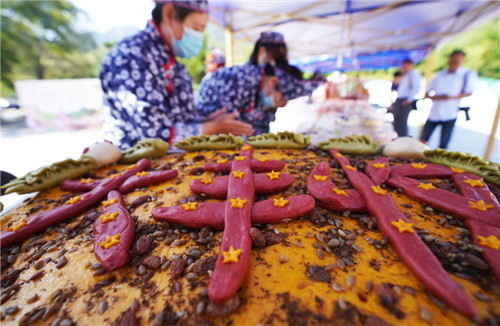 2 9月20日，山東省臨沂市沂蒙山云蒙景區(qū)豐收節(jié)活動現(xiàn)場，拍到的蒙山“大豐收”花饃。（董乃德）.JPG