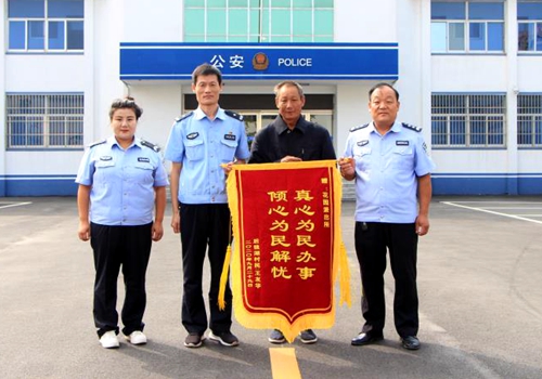 郯城縣花園鎮(zhèn)一老漢路上被撞 民警偶遇相助