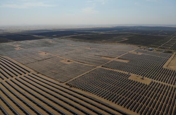 全國(guó)最大沙漠集中式光伏發(fā)電基地在庫(kù)布其沙漠建成