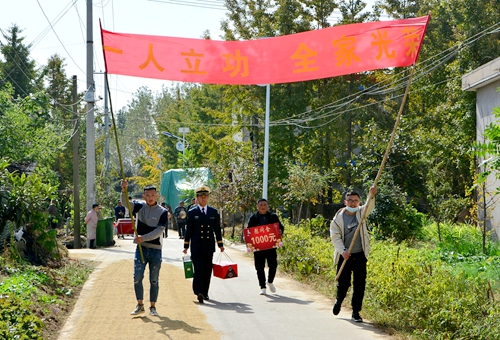 郯城縣歸昌籍現(xiàn)役軍人梅健再立新功部隊(duì)領(lǐng)導(dǎo)登門送喜報(bào)