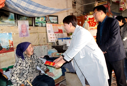 郯城縣人大常委會(huì)副主任張鳳梅到花園鎮(zhèn)走訪慰問百歲老人