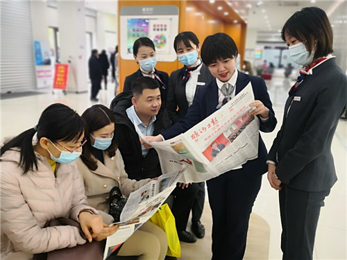 圖為12月8日，工行臨沂市中支行營(yíng)業(yè)部主任劉麗正在客戶等候區(qū)向客戶宣傳黨的十九屆五中全會(huì)精神的情景。（梁克水?dāng)z影）.jpg