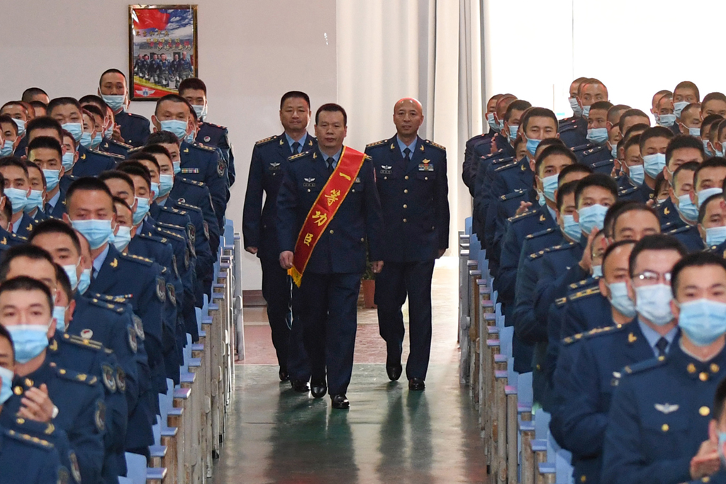 空軍飛行員低空撞鳥(niǎo)避讓居民區(qū)成功跳傘榮立一等功