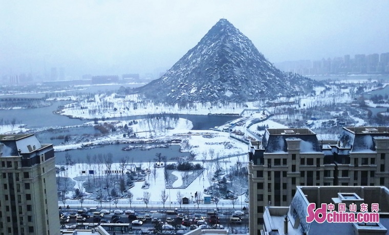 濟(jì)南主城區(qū)迎首場(chǎng)降雪 銀裝素裹美如畫