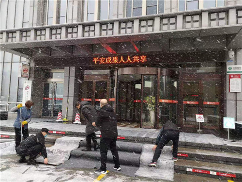 臨商銀行營業(yè)部雪天服務暖人心