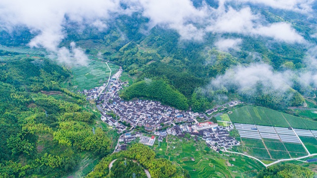 浙江“月山春晚”40年觀察：從一個(gè)村的“團(tuán)圓宴”到中國(guó)鄉(xiāng)村春節(jié)記憶