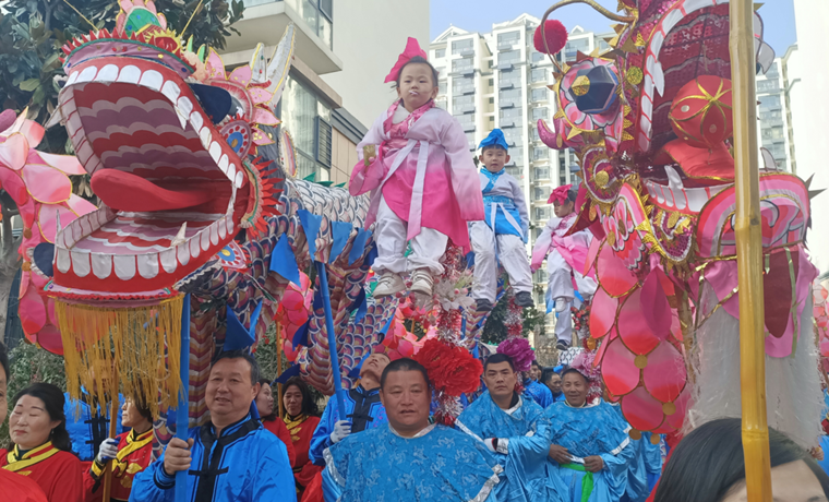 “龍燈扛閣”鬧新春