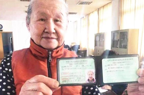 揚州奶奶77歲拿到駕照，放言要自駕游全國