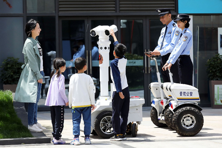 5G警用機(jī)器人上崗護(hù)航“五一”