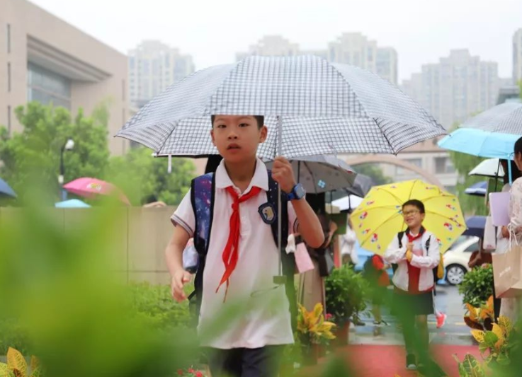 各地鐵路公安整治站車治安秩序護航秋季開學(xué)