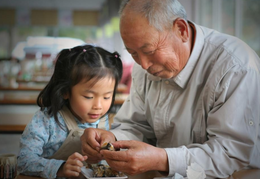 那些為照顧孩子背井離鄉(xiāng)的老人們