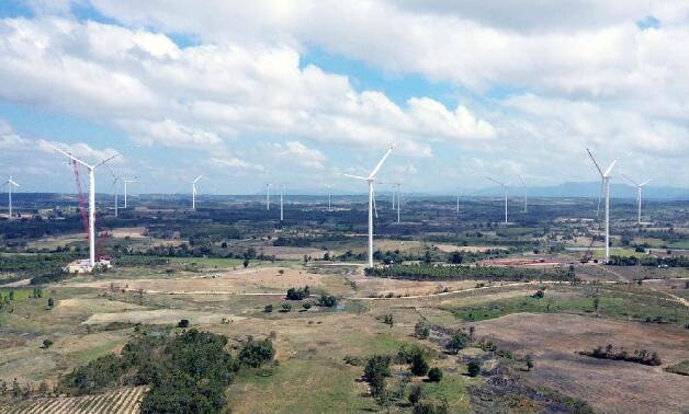 中國能建設計施工 越南最大陸上風電項目蔥龍鄉(xiāng)155兆瓦風機吊裝完成