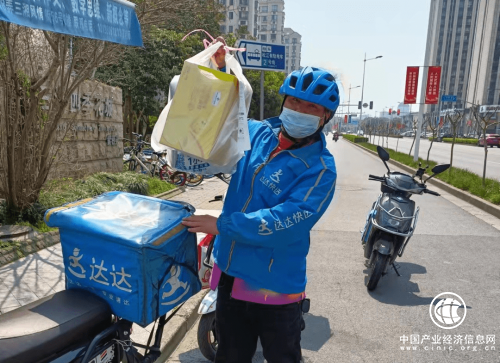  全國百余名達達快送騎士乘飛機高鐵馳援上海，助力防疫保供