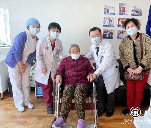  97歲老人于北京愛爾眼科完成白內(nèi)障手術(shù)重見光明