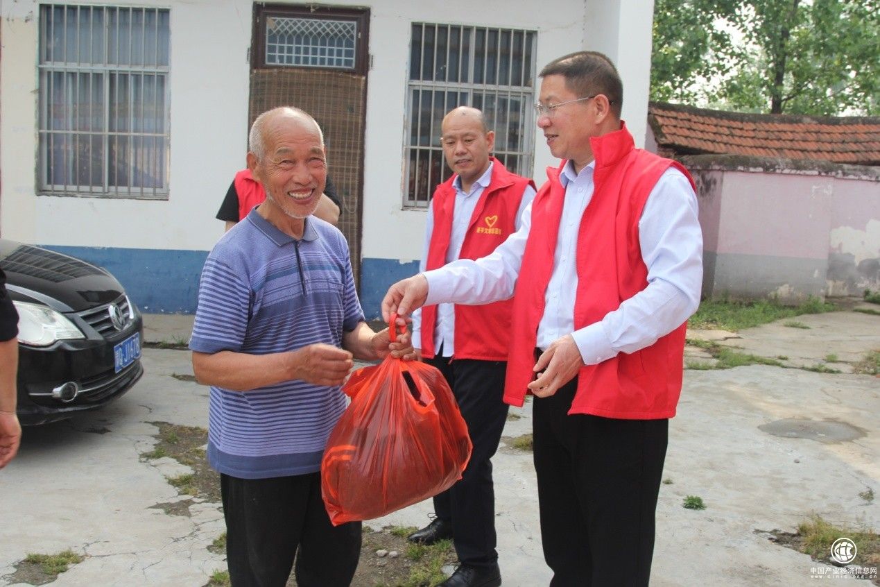  河南遂平：捐衣物獻(xiàn)愛心 用行動溫暖身邊人