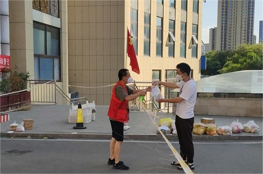 送藥上門(mén) | 山東濟(jì)寧高新區(qū)柳行街道辦事處工作人員化身暖心“跑腿”