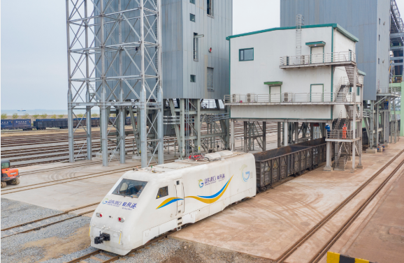 全國首臺智能化電動火車聯(lián)合裝車樓裝車作業(yè)在日照港完成重載試車