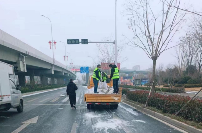 聞雪而動(dòng)，掃雪護(hù)行