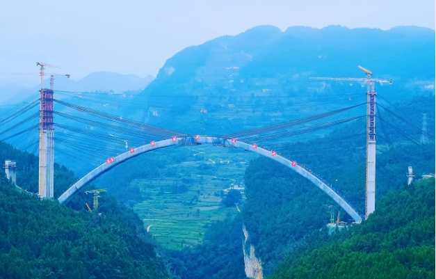 世界最大跨徑懸澆拱橋——古金高速水落河特大橋順利完成拱圈合龍