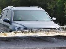 新能源汽車能否涉水？專家：電動車泡水存漏電風險